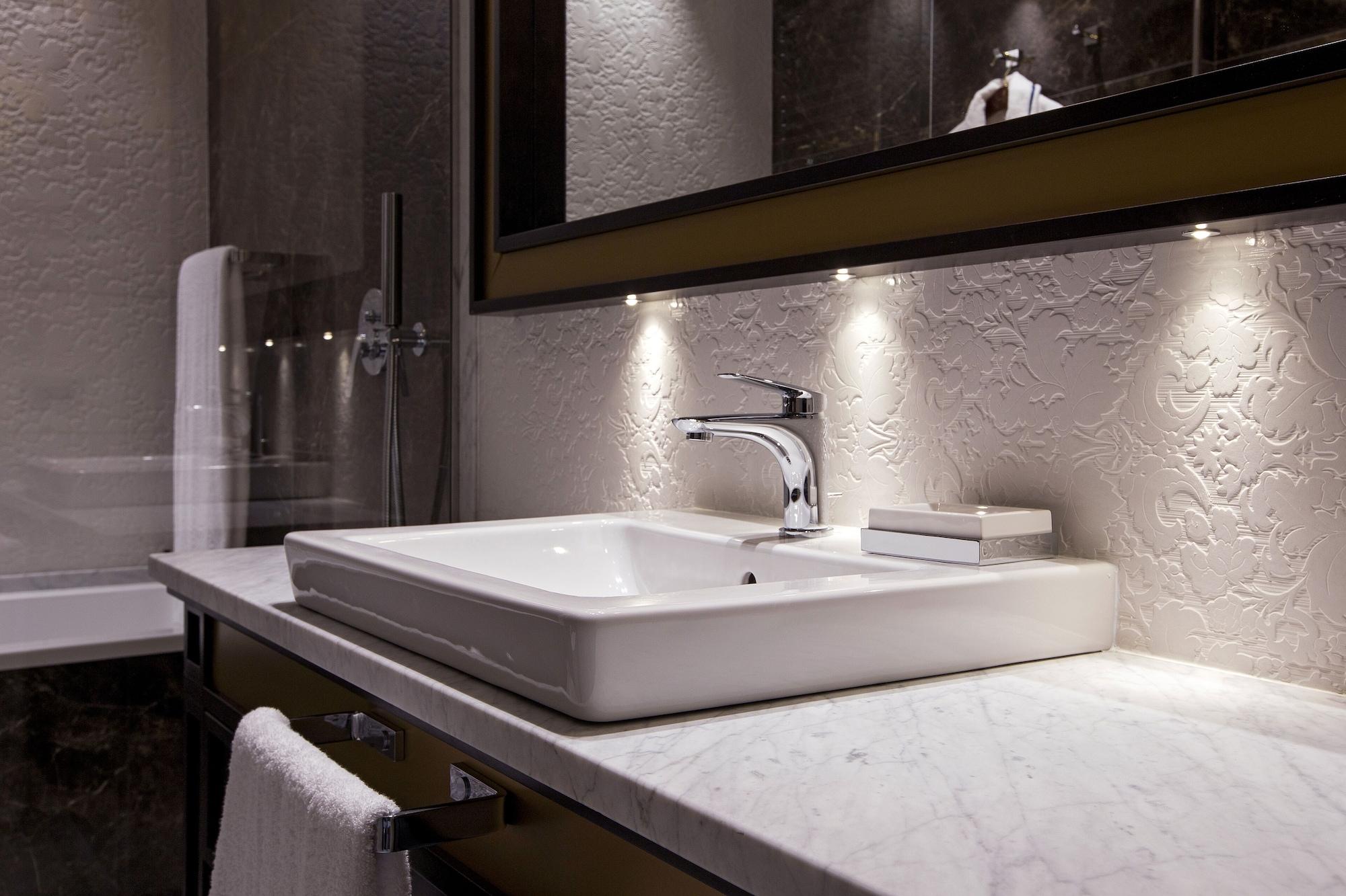 Hotel Palazzo Doglio Cagliari Esterno foto Bathroom lighting