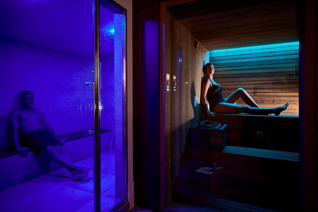 Hotel Palazzo Doglio Cagliari Esterno foto A woman in a spa