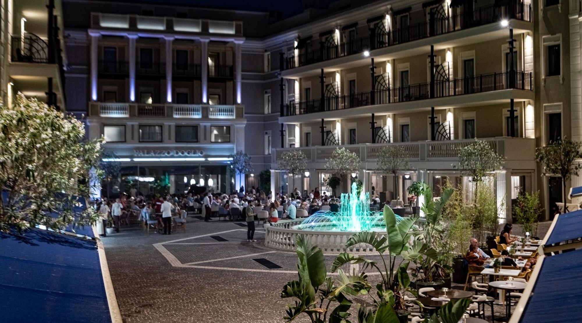 Hotel Palazzo Doglio Cagliari Esterno foto The hotel's central courtyard